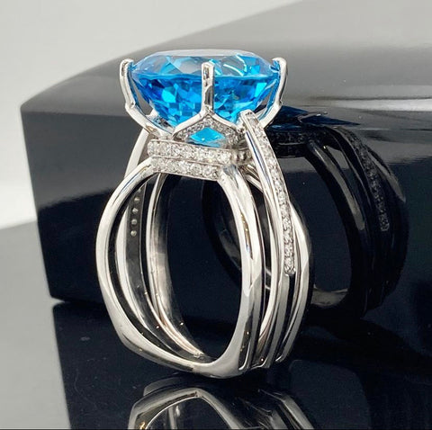 Gorgeous 12 ct Blue Topaz, 14k White Gold Ring